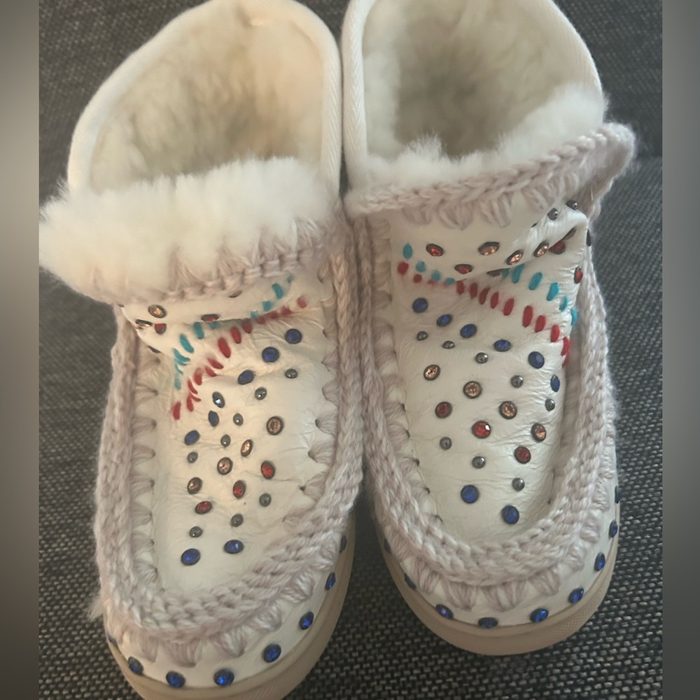 NWOB MOU White bedazzled booties (size 1 girls)